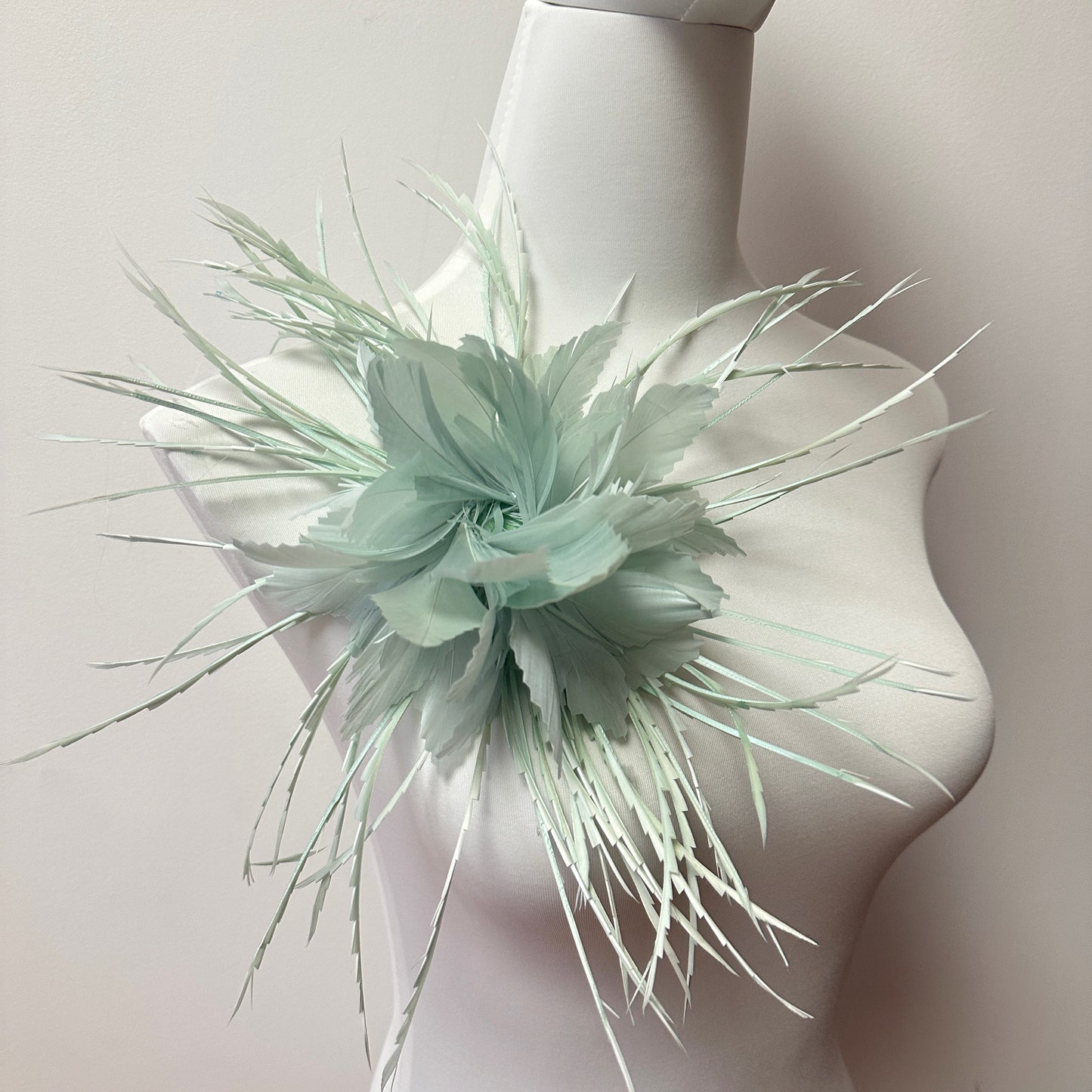 Zigzag Goose Biot Feather Flower Mount DS260626