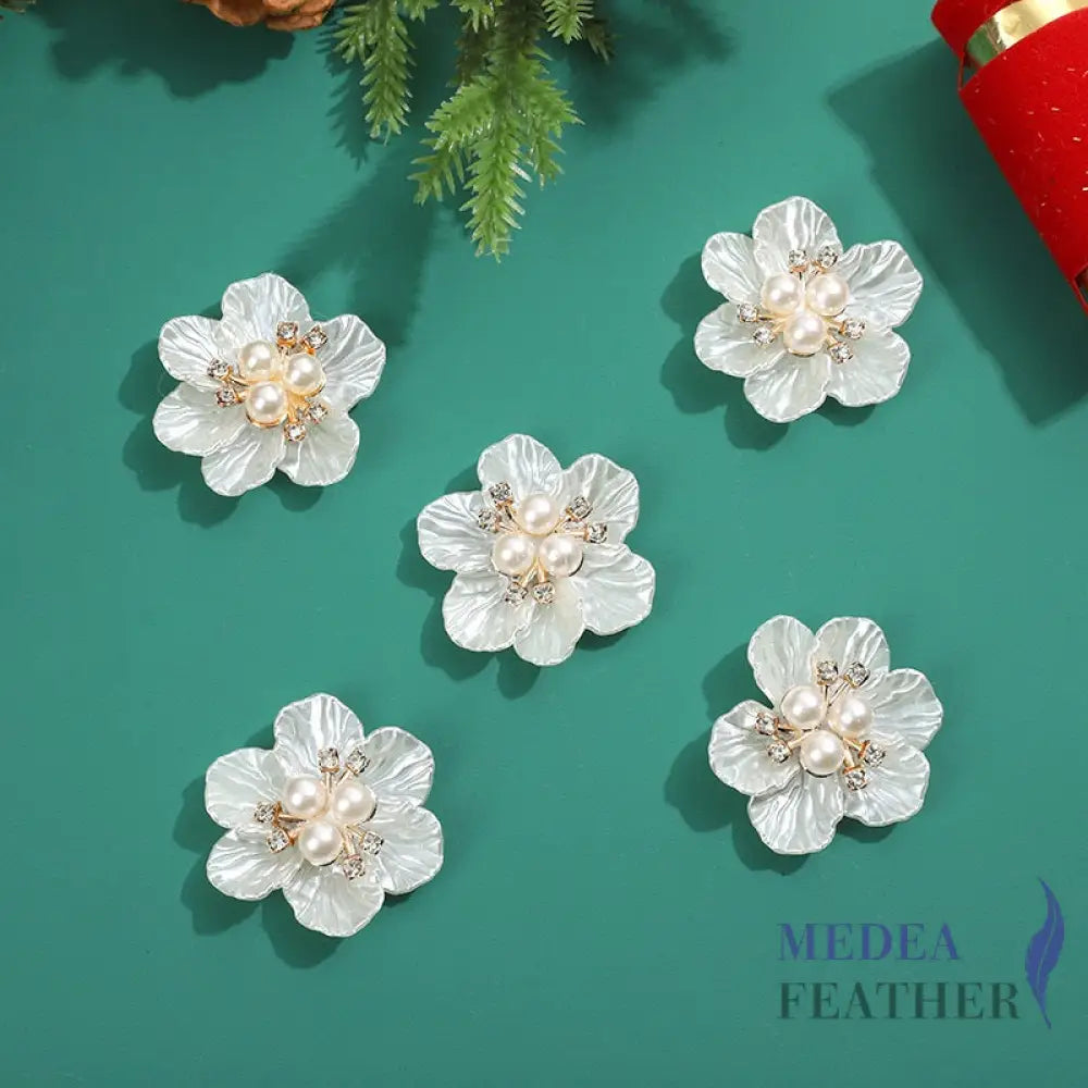 White Acrylic Bead Flower BF13 11 (3.8cm)
